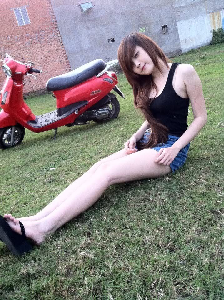 女人脫了內(nèi)褲趴開(kāi)腿讓男生聞視頻