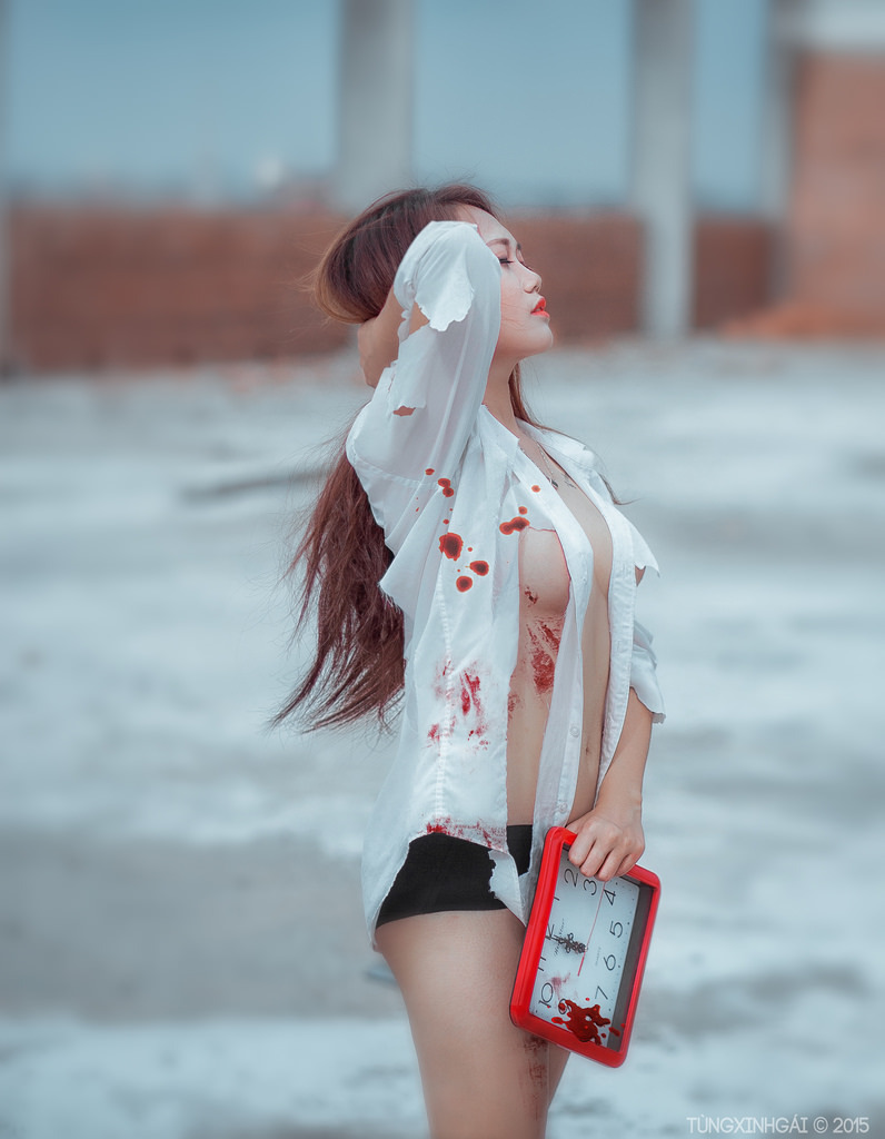商務(wù)旅行中戴綠色帽子的女老板同房