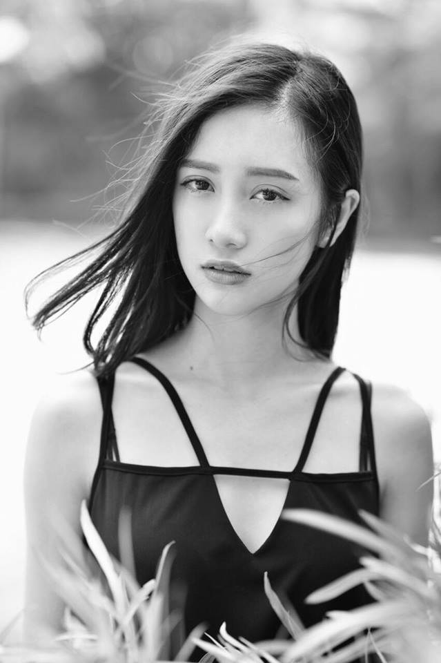 英語老師乖乖挽起裙子讓我c